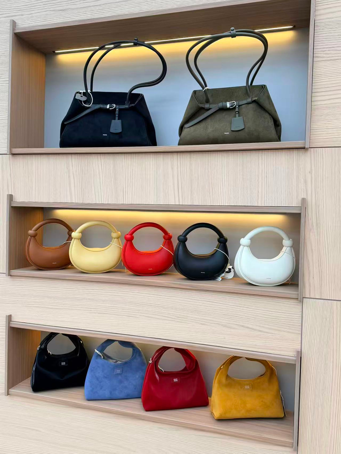 MUVA à Paris : le sac demi-lune perlé en cuir à découvrir chez DIOIB