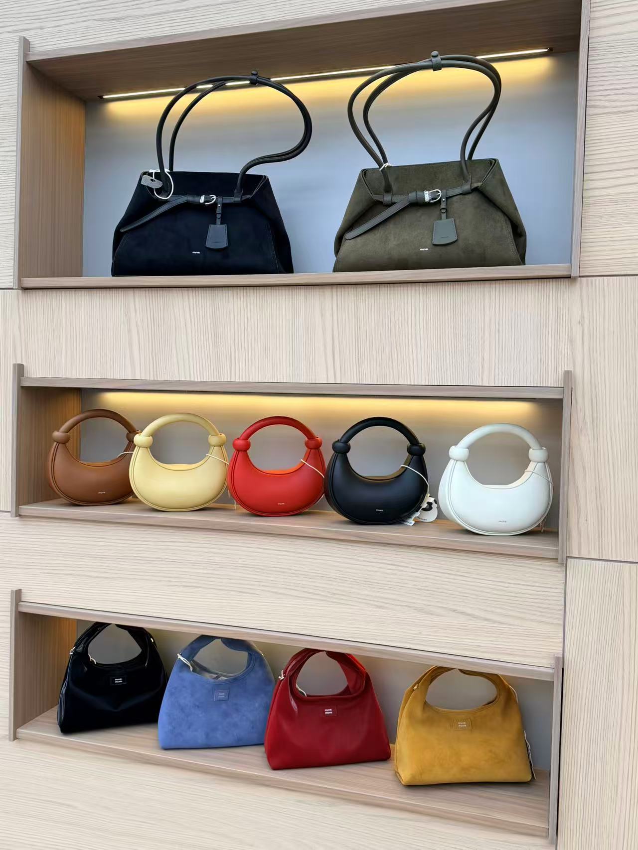 MUVA à Paris : le sac demi-lune perlé en cuir à découvrir chez DIOIB