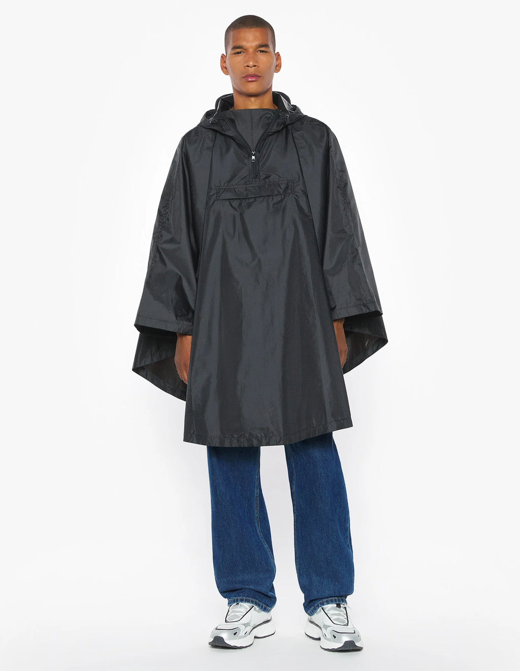 Poncho Café Kitsuné Urban Nomadism noir porté par un mannequin, coupe ample et design urbain