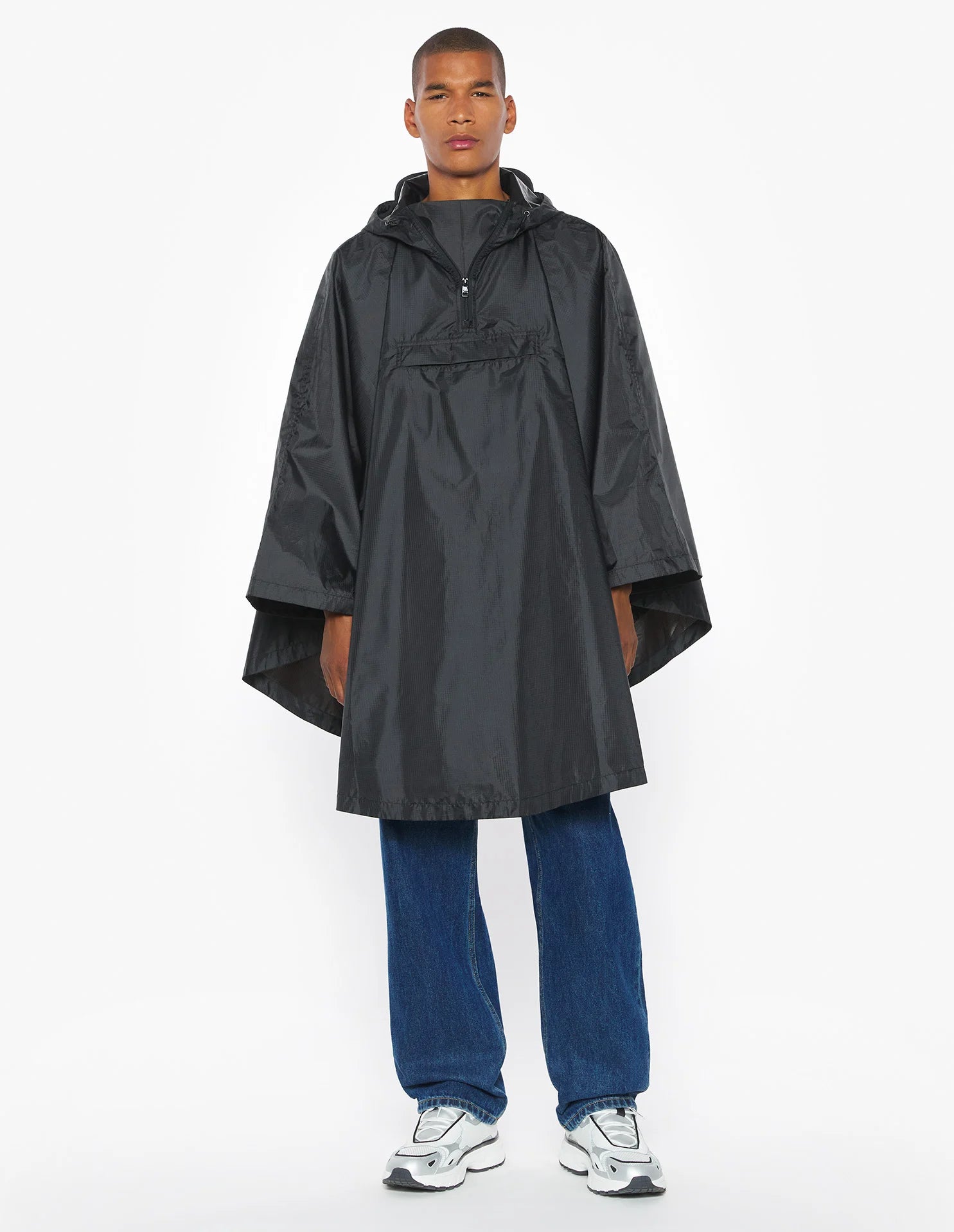 Poncho Café Kitsuné Urban Nomadism noir porté par un mannequin, coupe ample et design urbain