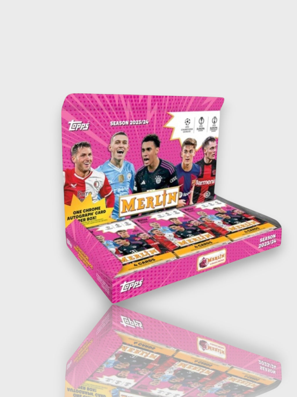 Topps Merlin Chrome UEFA Champions League saison 2023/24 – boîte display rose avec joueurs de football, contient sachets 4 cartes dont une carte autographe chrome par boîte, fond gris clair
