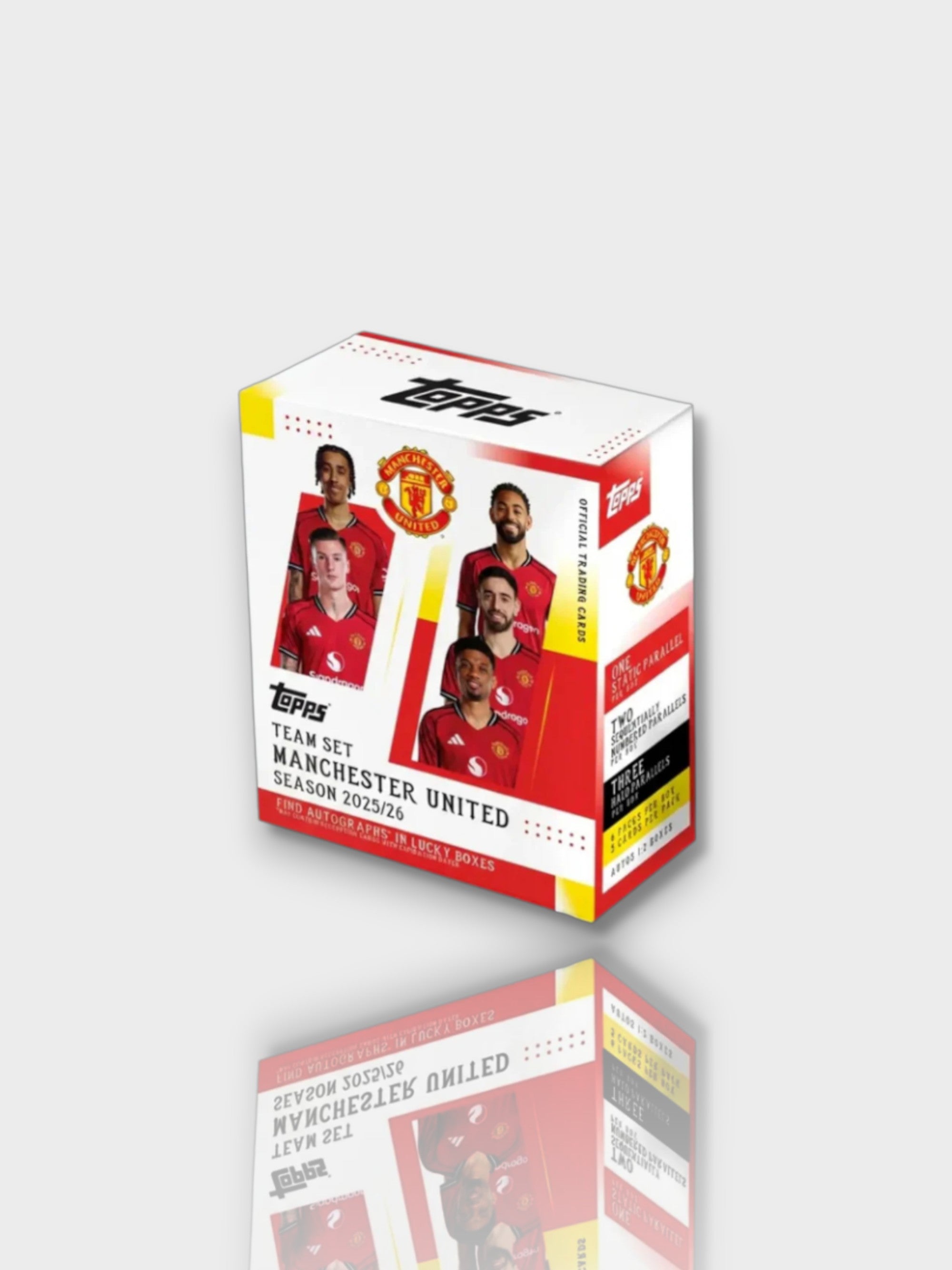 Boîte de cartes Topps Team Set Manchester United saison 2025/26, cartes officielles de trading avec joueurs, fond gris
