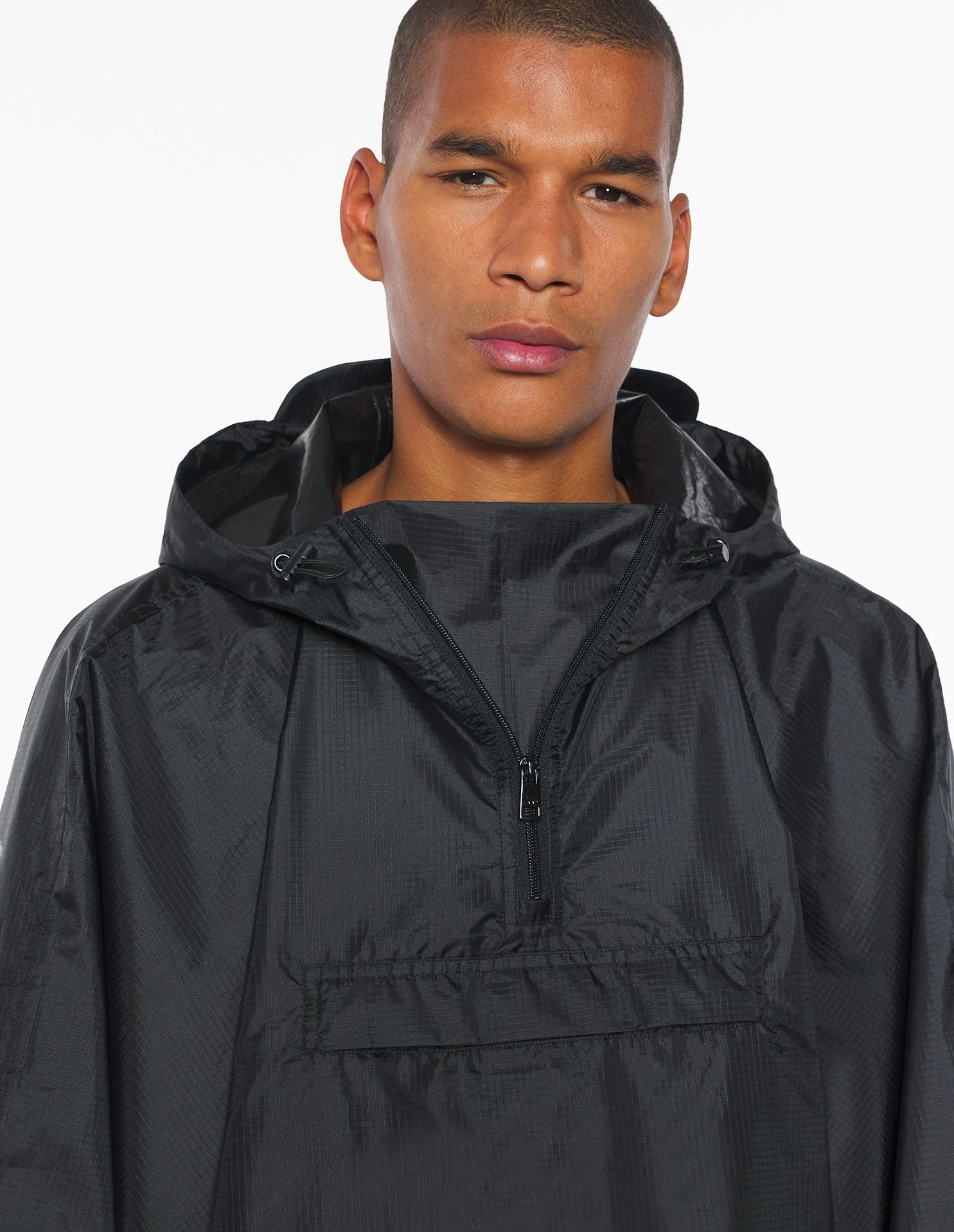 Détail du poncho Café Kitsuné avec capuche ajustable et tissu ripstop léger