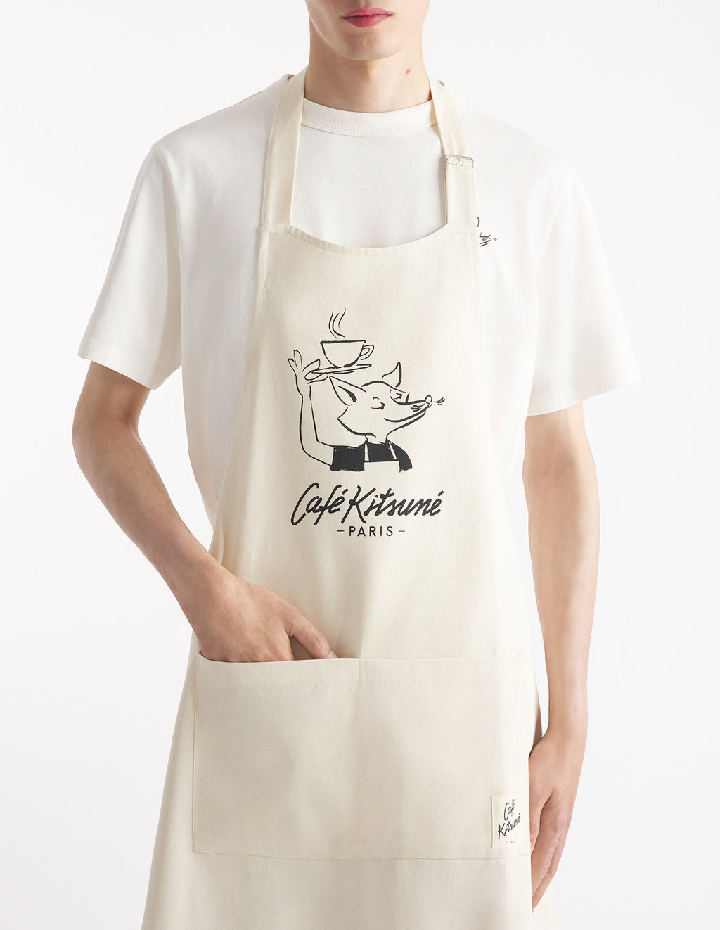 Tablier Café Kitsuné porté par un modèle, style lifestyle parisien