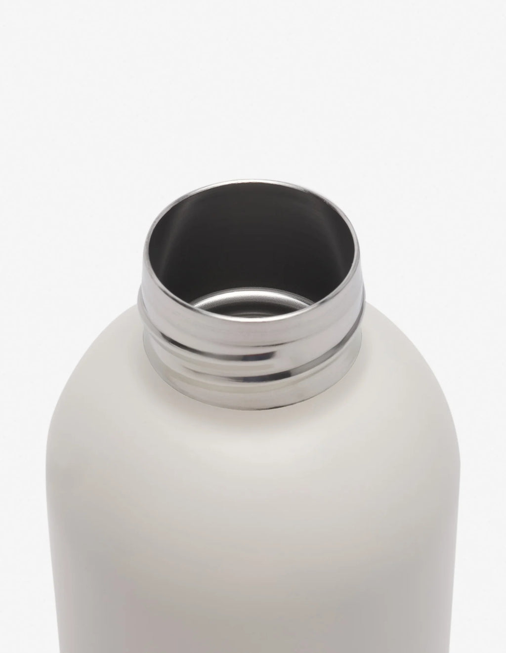 Détail de l’ouverture de la bouteille isotherme Café Kitsuné en acier inoxydable