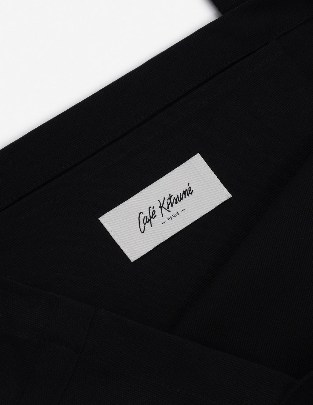 Détail intérieur du tote bag Café Kitsuné avec étiquette logo