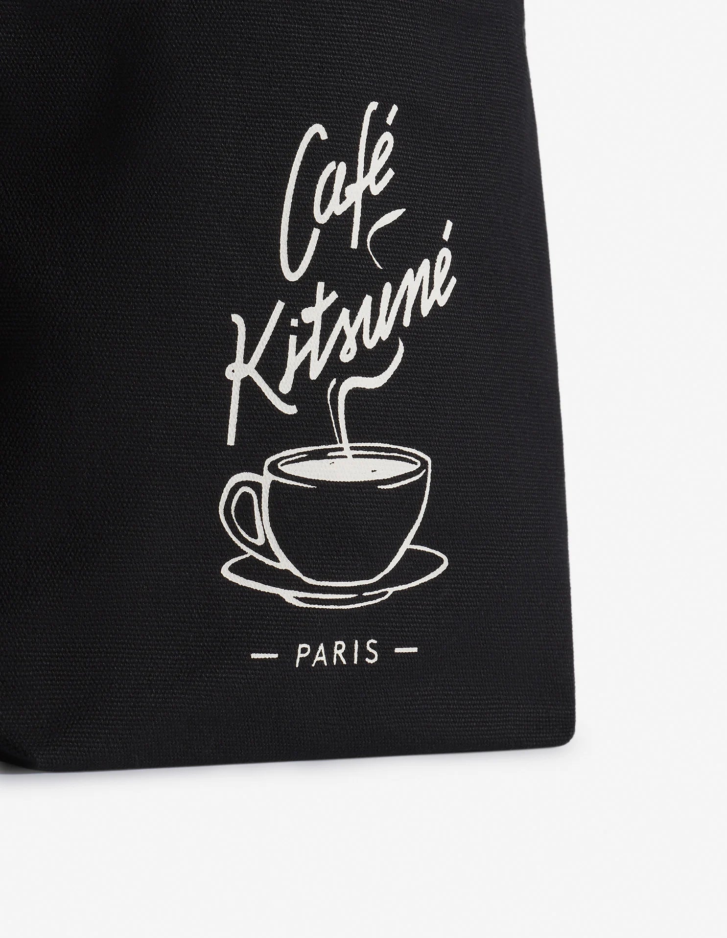 Détail du logo Café Kitsuné imprimé sur sac tote noir