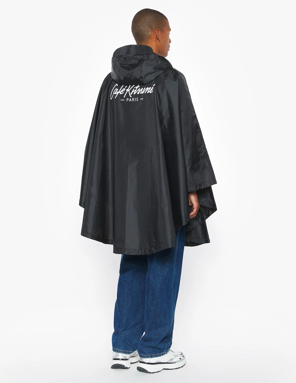 Poncho Café Kitsuné porté de dos, logo réfléchissant visible et coupe fluide