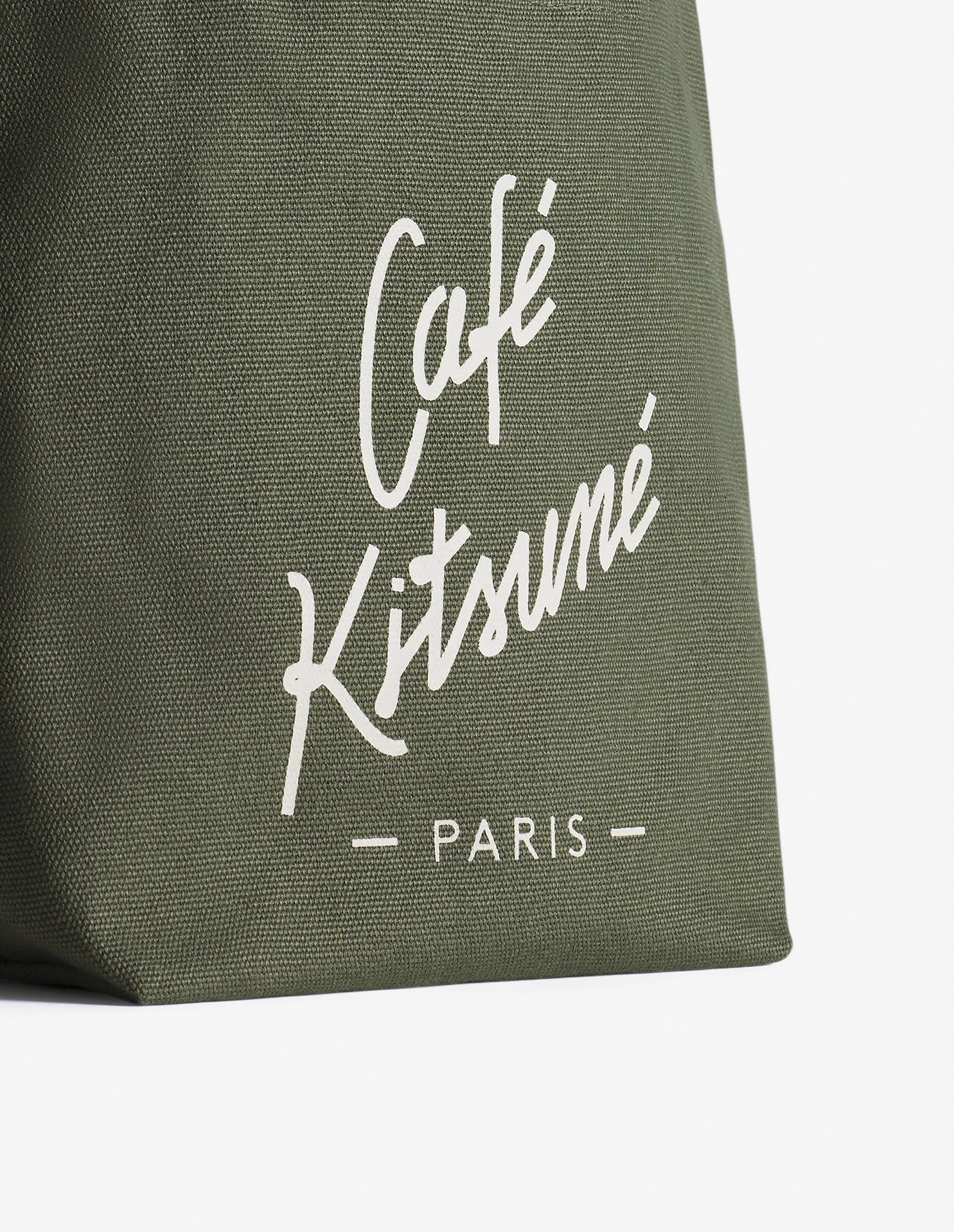 Détail du logo Café Kitsuné Paris imprimé sur sac en toile