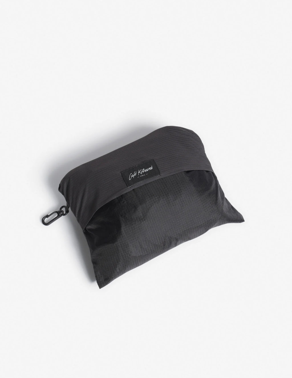 Détail du poncho Café Kitsuné Urban Nomadism une fois replié, format compact et pratique