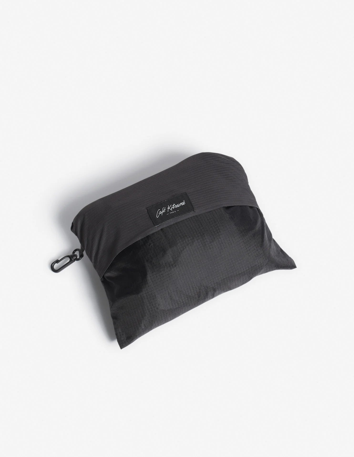 Détail du poncho Café Kitsuné Urban Nomadism une fois replié, format compact et pratique