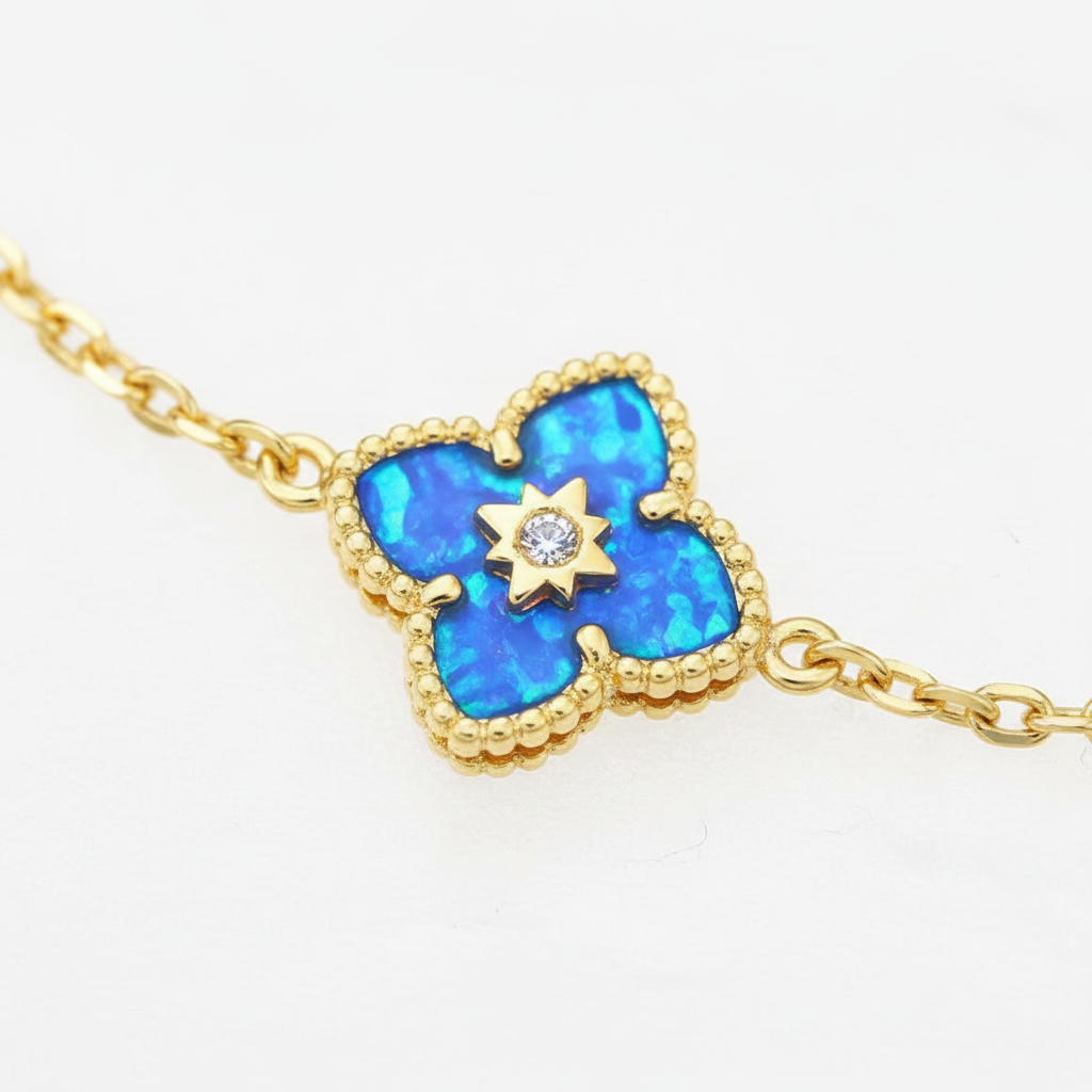 金色蓝色四叶草手链特写细节