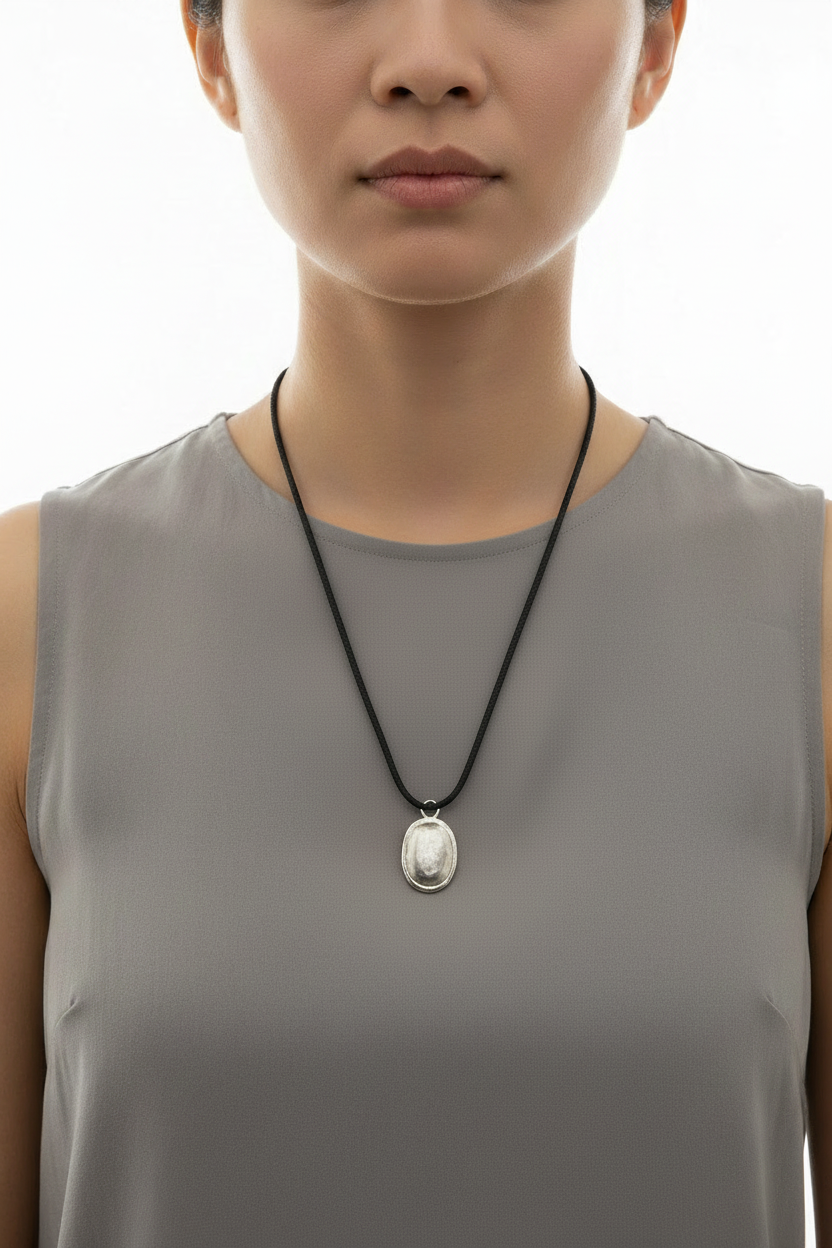 长款白色宝石项链 - 完整长度展示