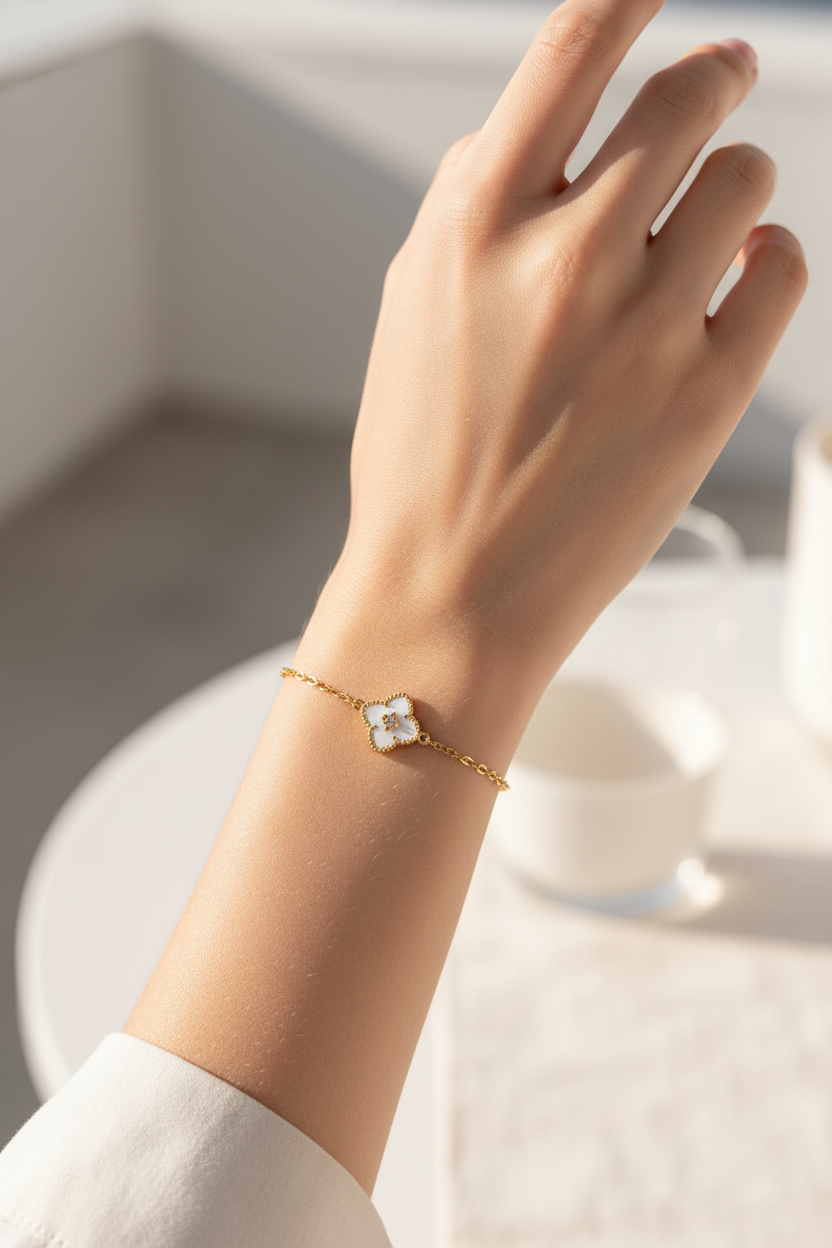 金色四叶草手链自然场景