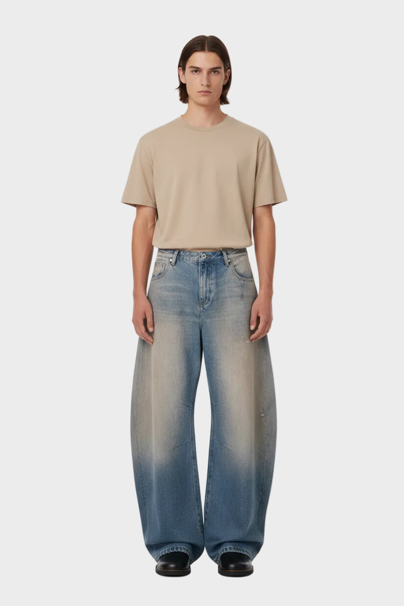 渐变水洗牛仔阔腿裤男模特自然风格图