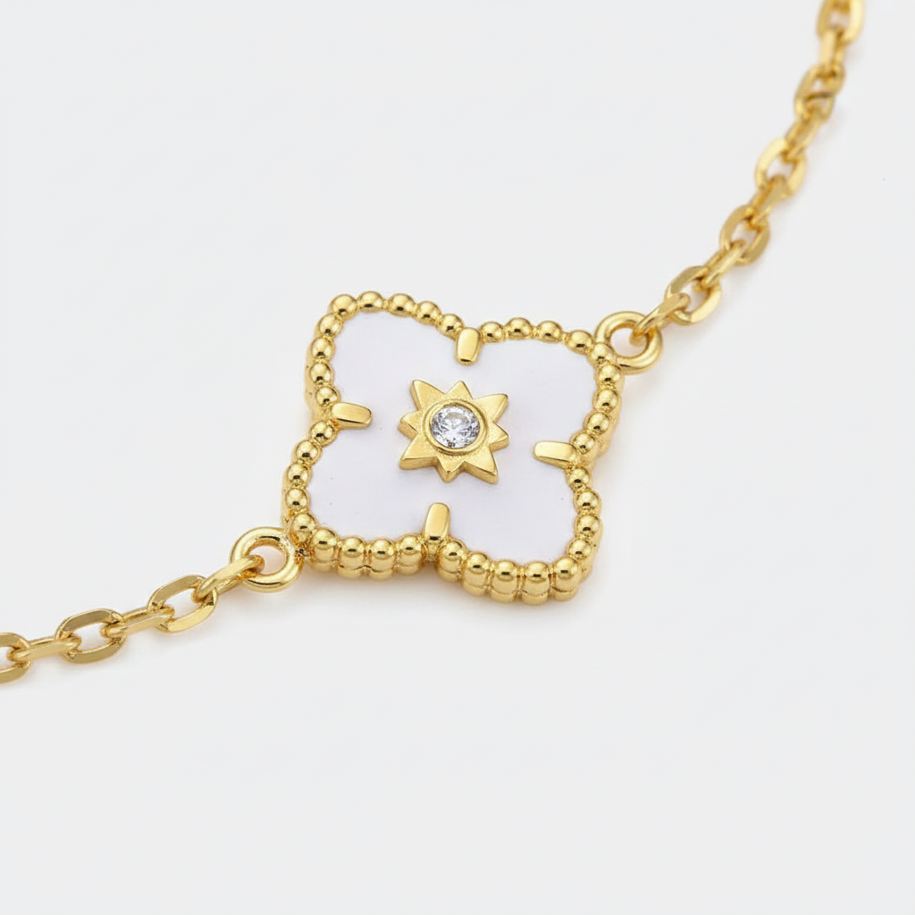 金色四叶草手链特写细节