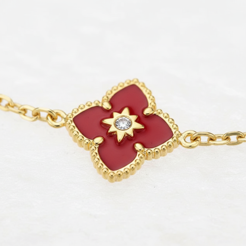 金色红色四叶草手链特写细节