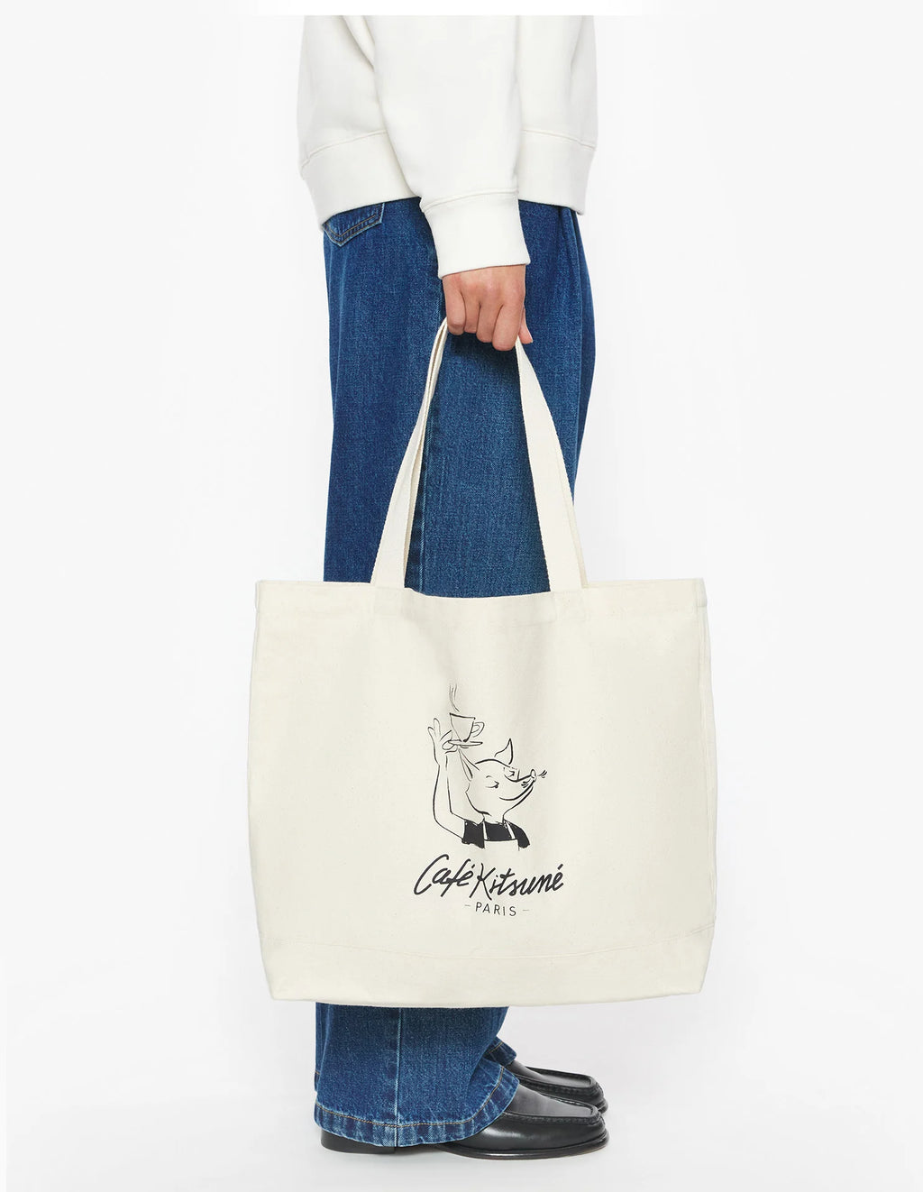 Sac tote Café Kitsuné Fox porté à l’épaule, style lifestyle urbain