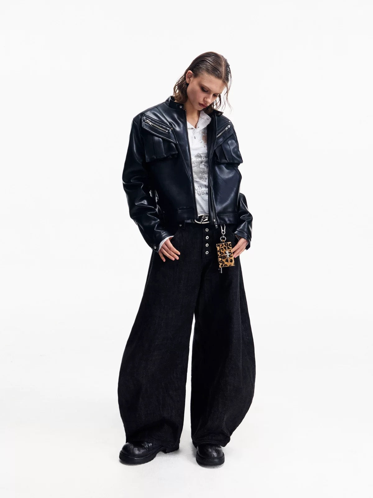 Blouson biker noir porté en silhouette