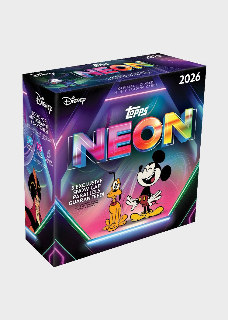 Boîte Cartes Trading Hobby Box Neon Snow Cap Parallels Autographes Sketches Topps Disney Mickey Pluto Jafar 2026, vue produit trois quarts sur fond gris clair avec Mickey Mouse Pluto et Jafar sur fond néon hexagone violet rose 3 Snow Cap Parallels garantis 50 cartes total 10 packs 5 cartes par pack autographes et sketches à trouver