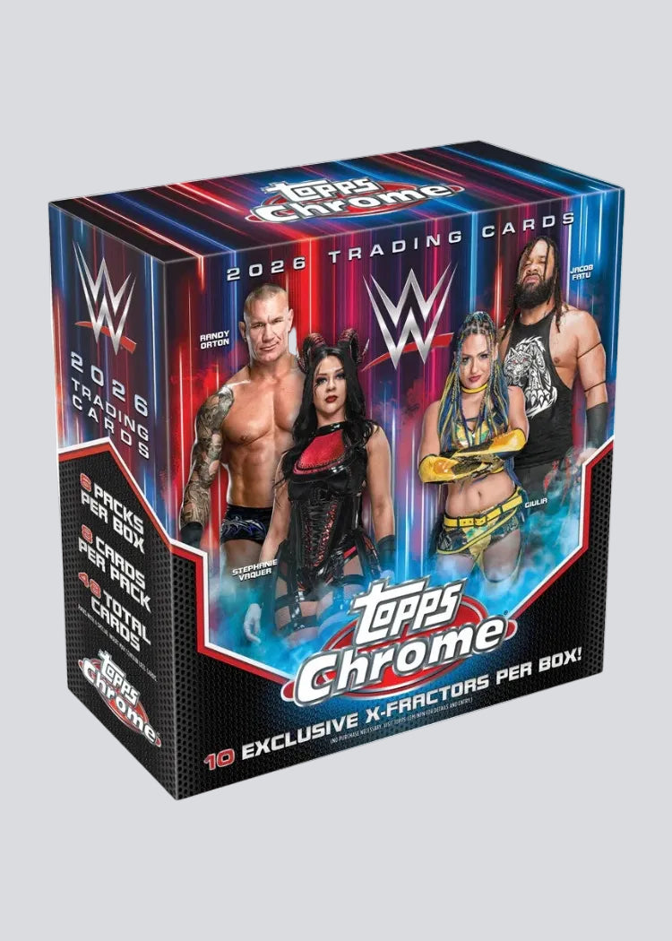 Boîte Cartes Trading Mega Box Chrome X-Fractors Exclusifs Topps WWE 2026, vue produit trois quarts sur fond gris clair avec lutteurs Randy Orton Stephanie Vaquer Giulia et Jacob Fatu en couverture 6 packs 8 cartes 10 X-Fractors exclusifs