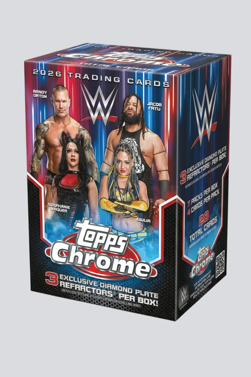 Boîte Cartes Trading Value Box Chrome Diamond Plate Refractors Topps WWE 2026, vue produit trois quarts sur fond gris clair avec lutteurs Randy Orton Jacob Fatu Stephanie Vaquer et Giulia 3 Diamond Plate Refractors exclusifs 7 packs 4 cartes par pack 28 cartes total