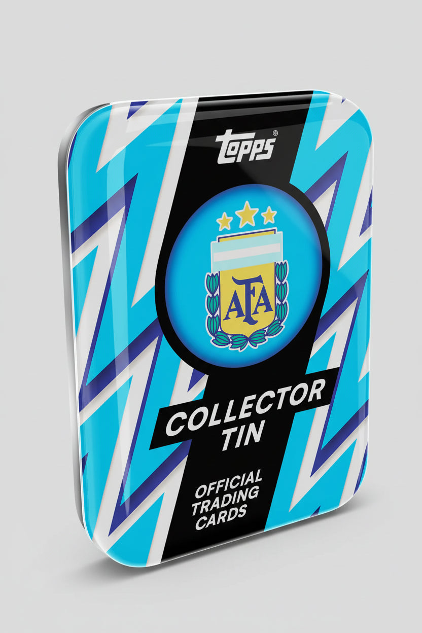 Boîte Métal Collector Tin Official Trading Cards Éclair Zigzag Topps Argentine AFA Football 2026, vue produit trois quarts sur fond blanc boîte métal bleu ciel motif éclair zigzag bleu marine et blanc avec logo AFA 3 étoiles champion du monde en médaillon central noir