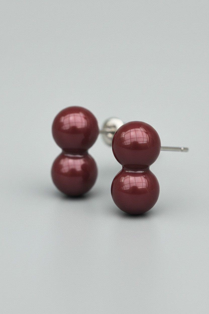 Boucles d'Oreilles Puces Double Perle Ronde Tige Argent Freddo bordeaux nacré en perle céramique, vue produit trois quarts sur fond gris sans modèle