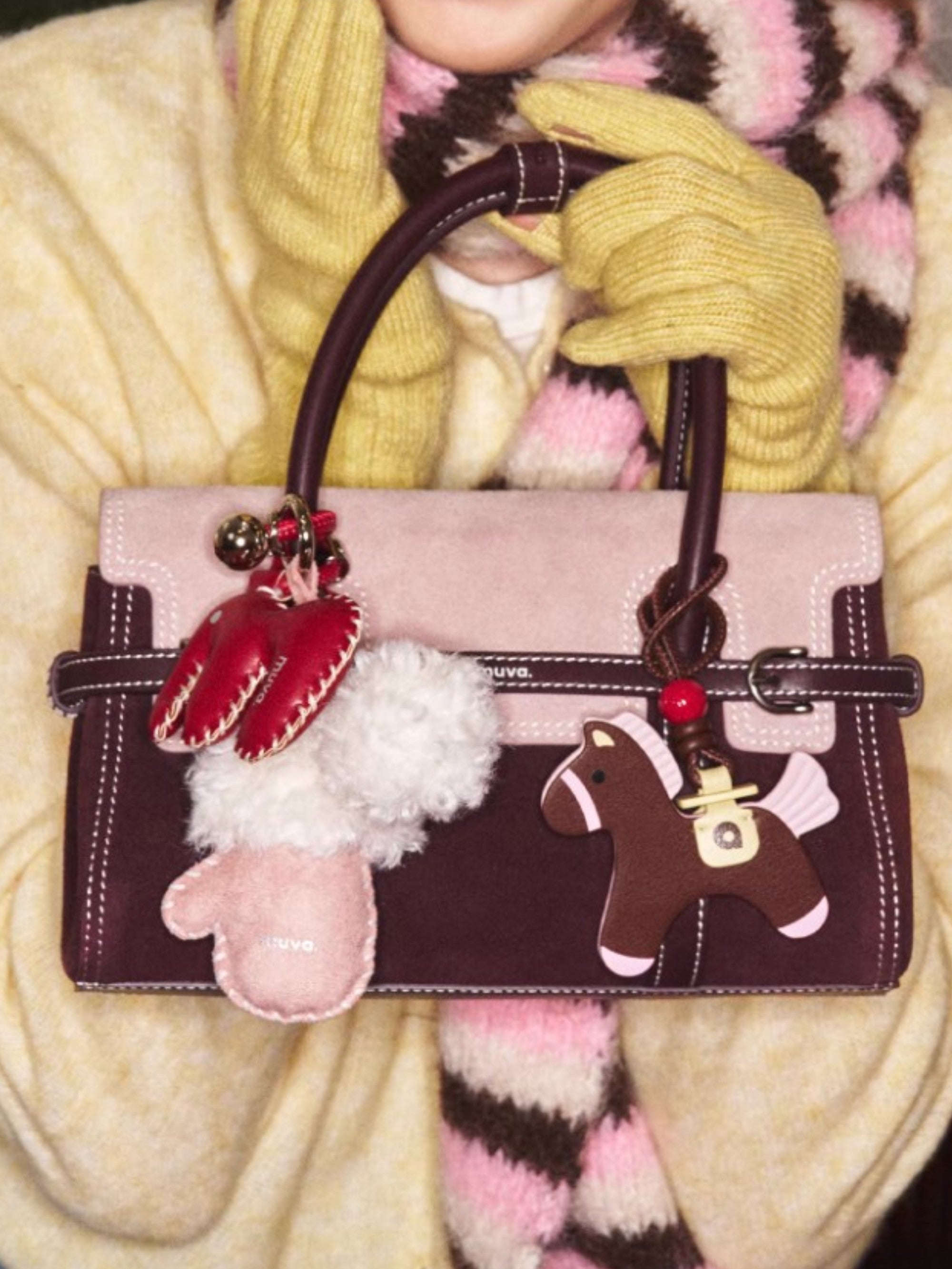 Breloque Cheval miniature MUVA marron et rose pâle en cuir, vue en situation portée sur un sac MUVA rose et bordeaux