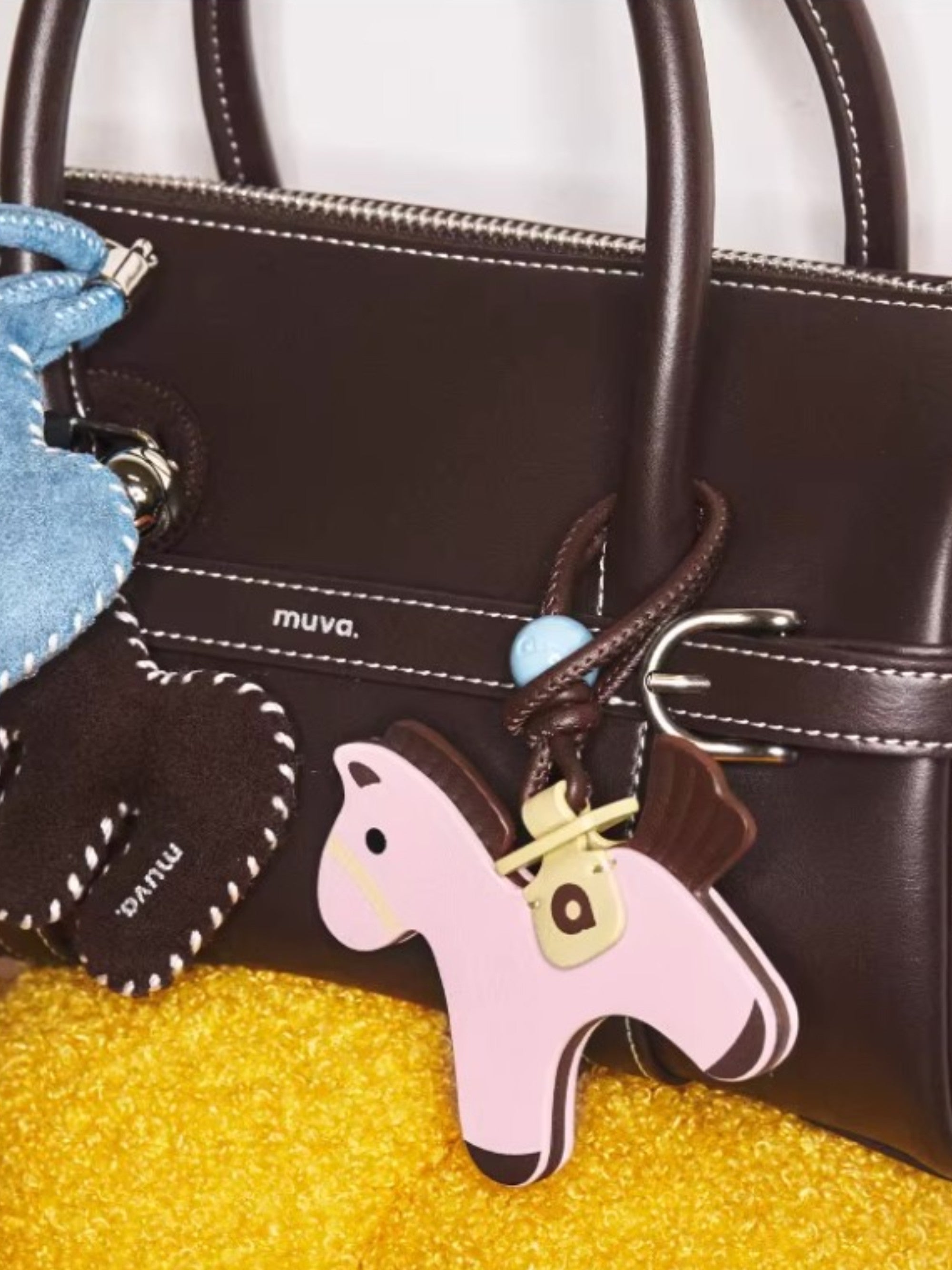Breloque Cheval miniature MUVA rose pâle et marron en cuir, vue en situation accrochée sur un sac MUVA marron