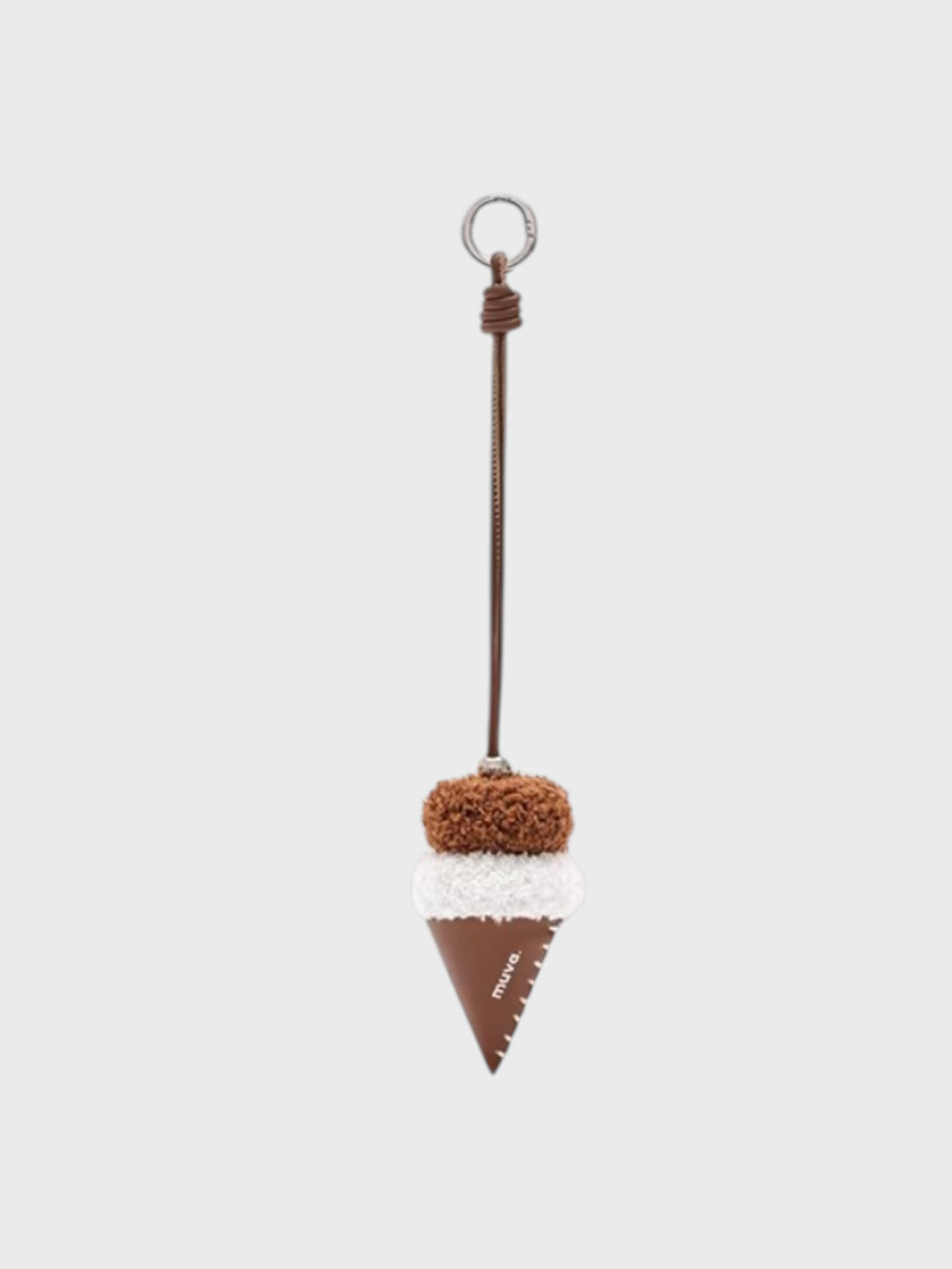 Breloque de sac Crème glacée duveteuse MUVA marron et blanche sur fond gris clair.
