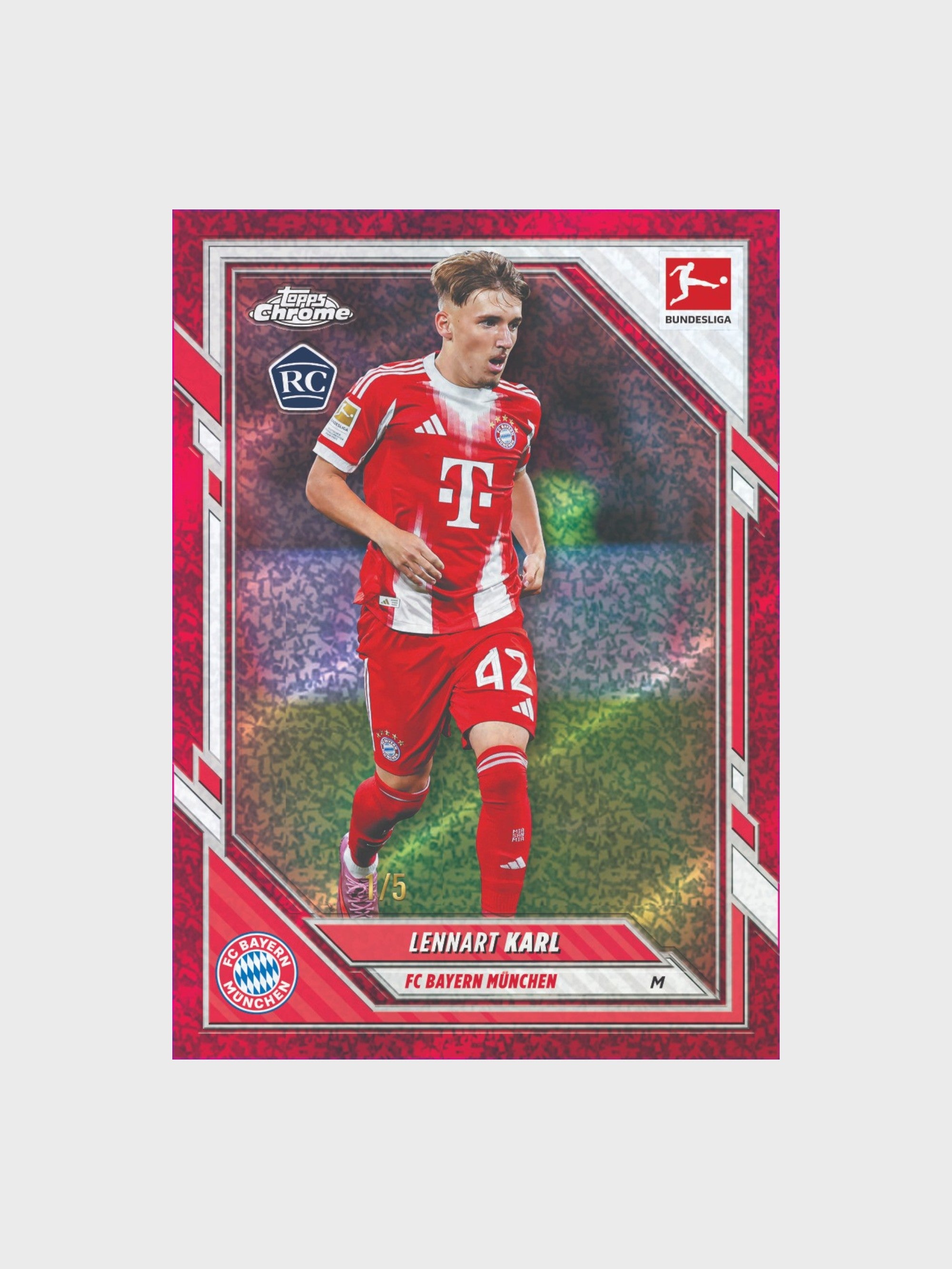 Carte Chrome Rouge Pixel Topps Bundesliga Bayern Munich 2025-26, rookie card RC Lennart Karl numérotée /5