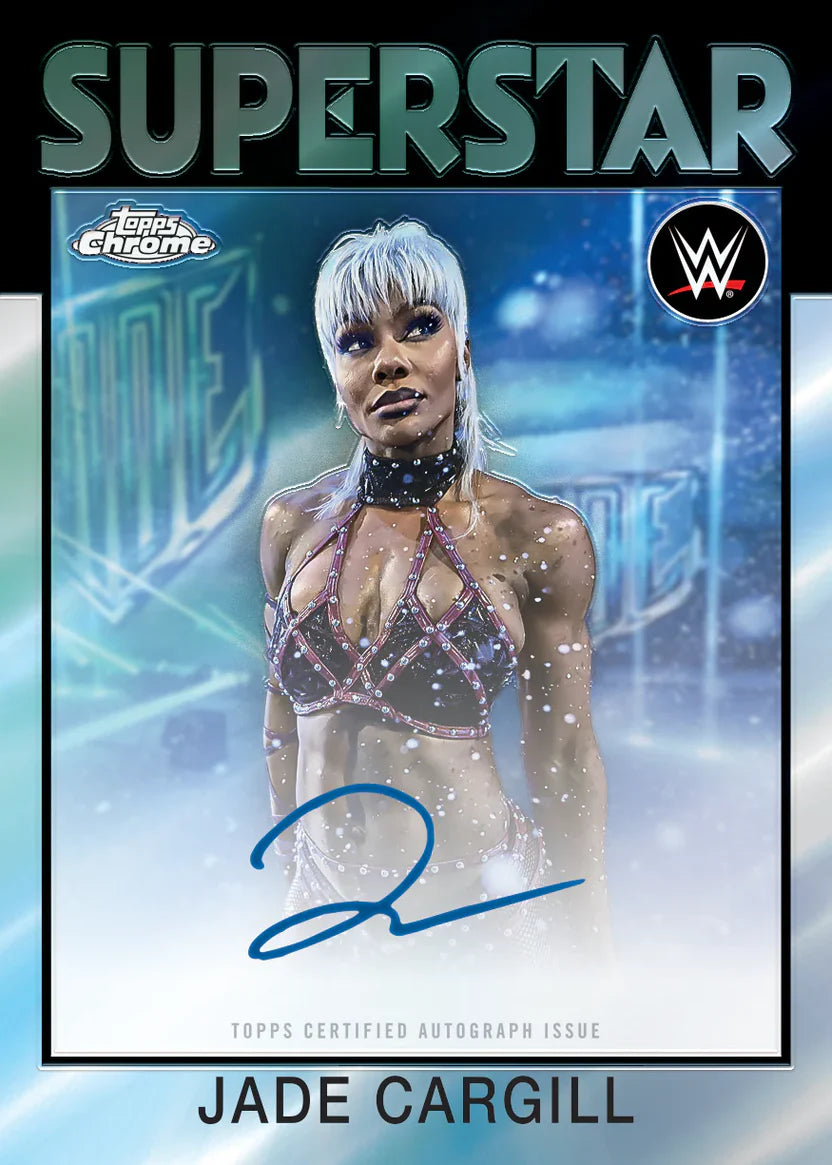 Carte Trading Autographe Chrome Superstar Certifié Topps WWE 2026, vue carte verticale lutteuse Jade Cargill cheveux blancs tenue argentée sur fond bleu glacé avec signature bleue certifiée Topps et mention SUPERSTAR en titre