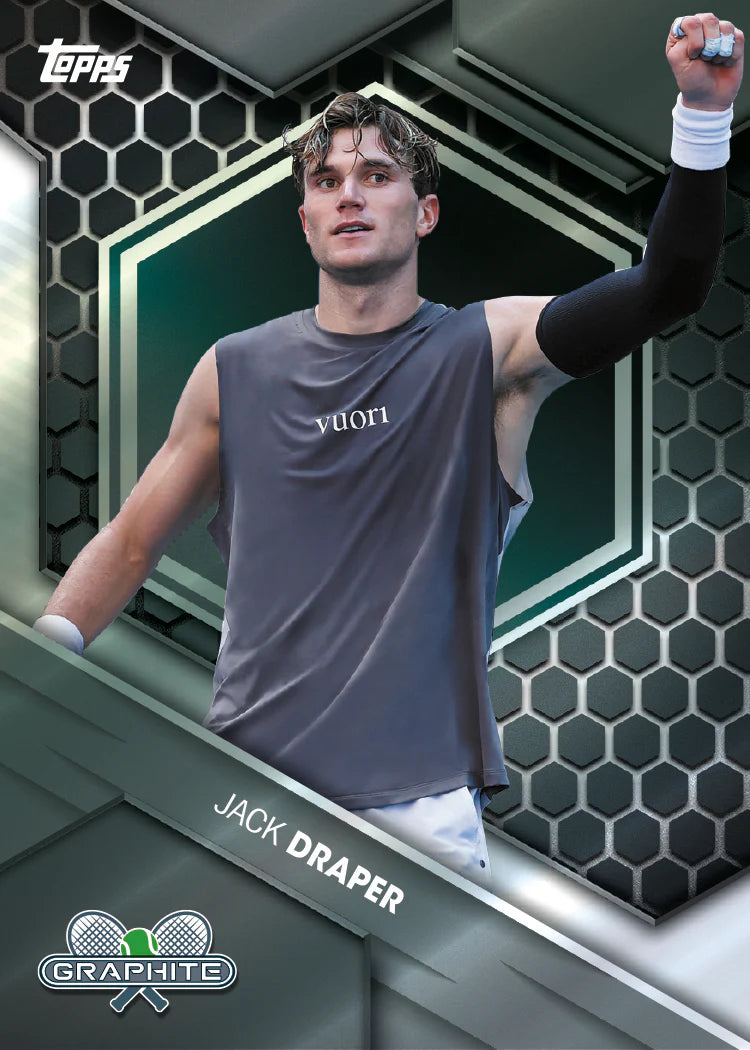 Carte Trading Base Graphite Hexagone Vert Foncé Topps Tennis 2026, vue carte verticale joueur Jack Draper en débardeur gris Vuori poing levé bras manchon noir sur fond hexagone vert foncé et argent avec logo Graphite et nom en bas