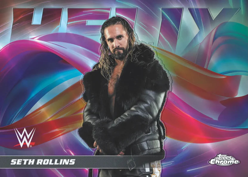 Carte Trading Individuelle Chrome Holographique Vagues Multicolores Topps WWE 2026, vue carte horizontale lutteur Seth Rollins en manteau fourrure noir sur fond vagues holographiques rose violet bleu avec inscription HEAVY en transparence