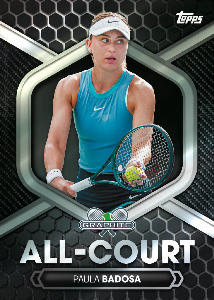 Carte Trading Insert All-Court Graphite Hexagone Argent Topps Tennis 2026, vue carte verticale joueuse Paula Badosa en tenue turquoise tenant une raquette sur fond hexagone noir et argent avec logo Graphite et mention ALL-COURT