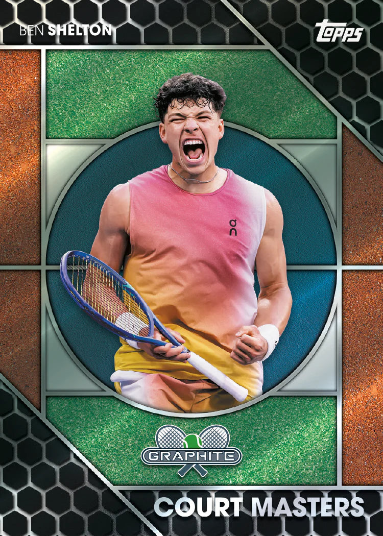 Carte Trading Insert Court Masters Graphite Vitrail Vert Topps Tennis 2026, vue carte verticale joueur Ben Shelton en tenue rose et jaune criant victoire raquette bleue sur fond vitrail vert et cuivre hexagone avec mention COURT MASTERS