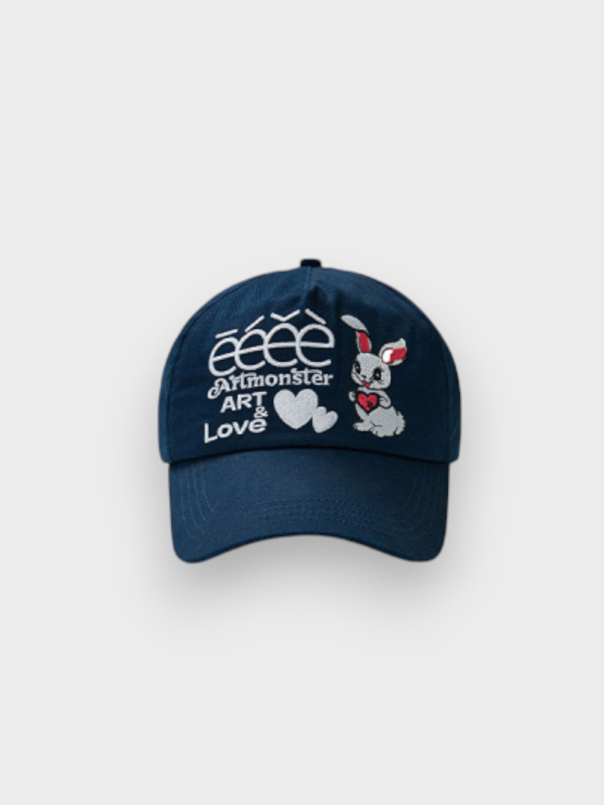 Casquette eeee Artmonster bleu marine avec broderie lapin Art & Love et cœurs blancs, photo produit de face sur fond gris
