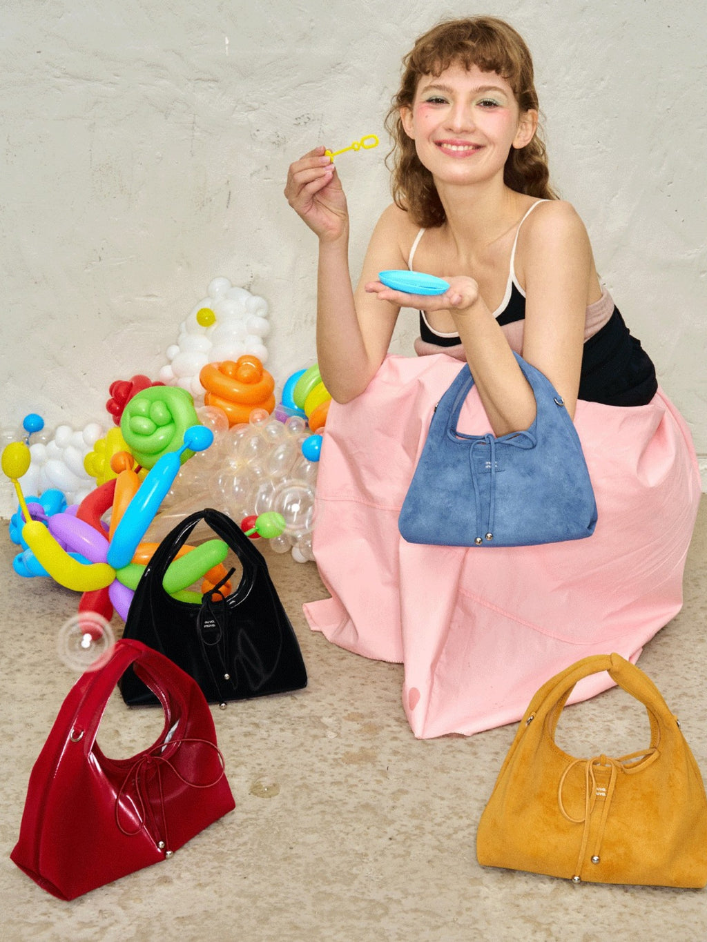 Collection de sacs Onigiri Triangle MUVA en jaune okra, noir, rouge et bleu denim