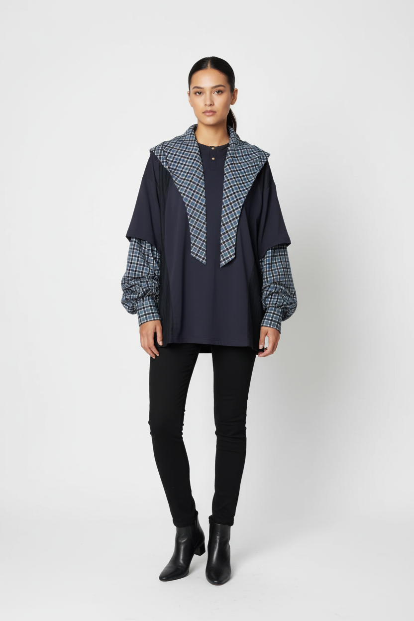 Ensemble Layering Bicolore Carreaux Relabel bleu marine et carreaux gris en coton, vue de face portée par une femme