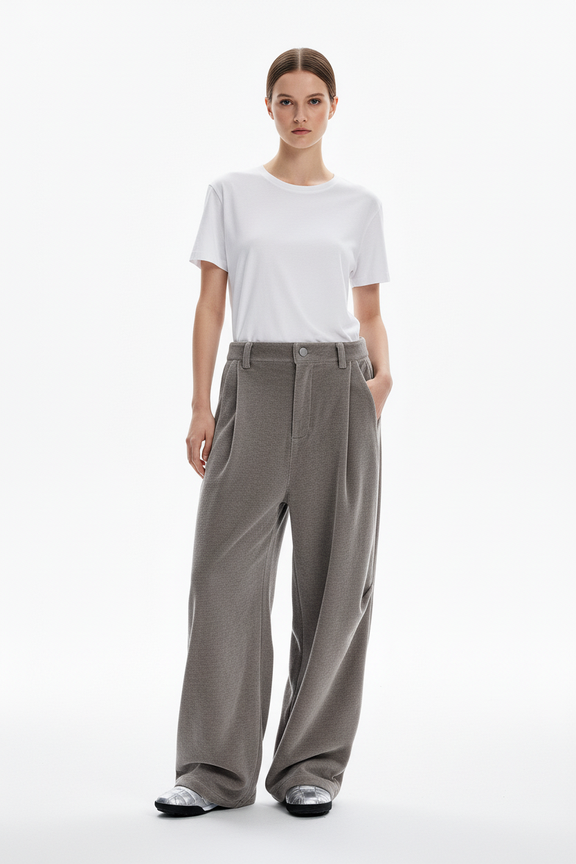 Femme portant le pantalon gris en velours côtelé look complet