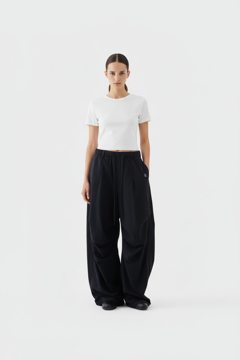 Femme portant le pantalon noir à jambes larges look complet
