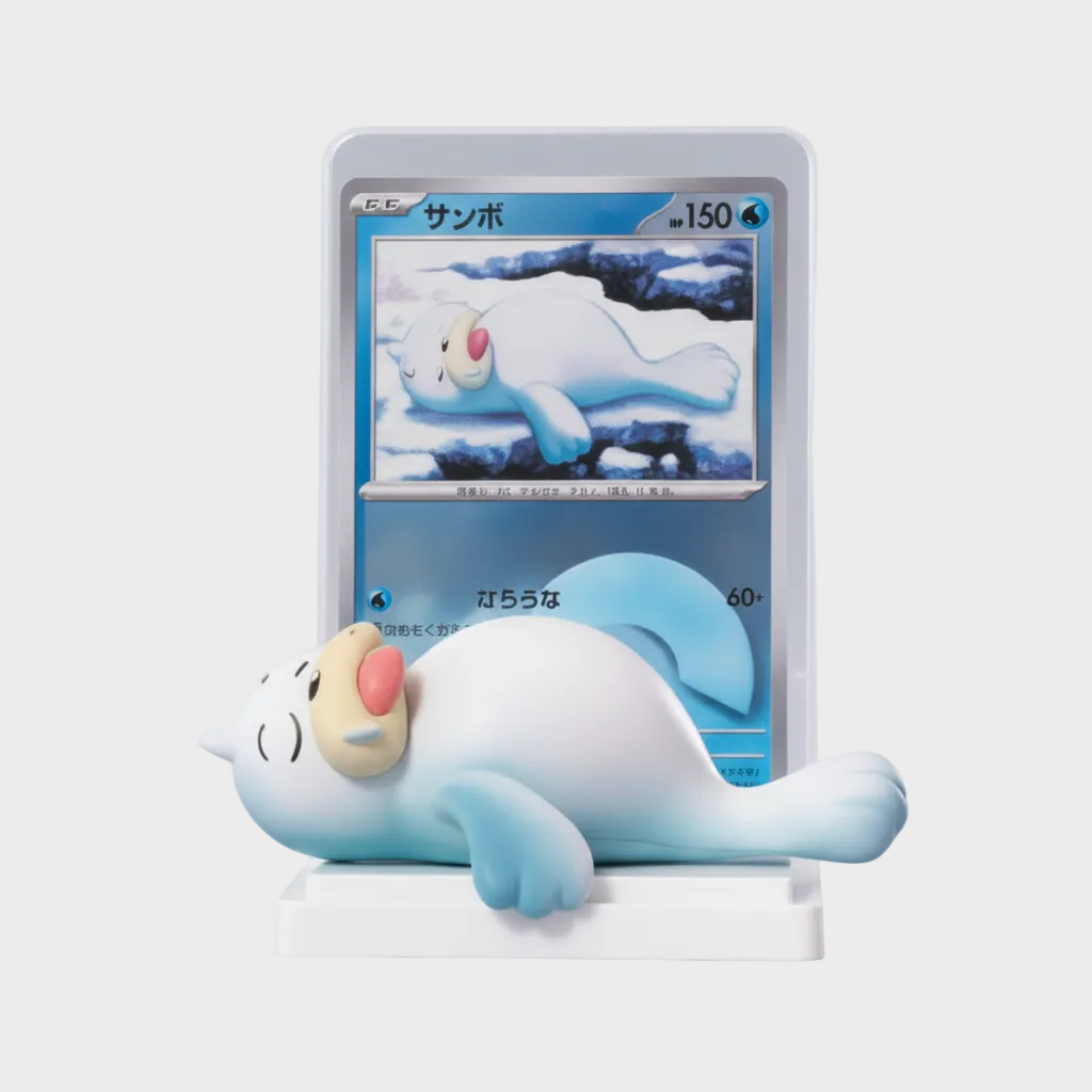 Figurine Blind Box Diorama Seel Figurine 3D Allongée Carte Diorama Socle Acrylique Pokémon blanc bleu clair nez rose en PVC peint, vue produit trois quarts sur fond gris clair sans modèle