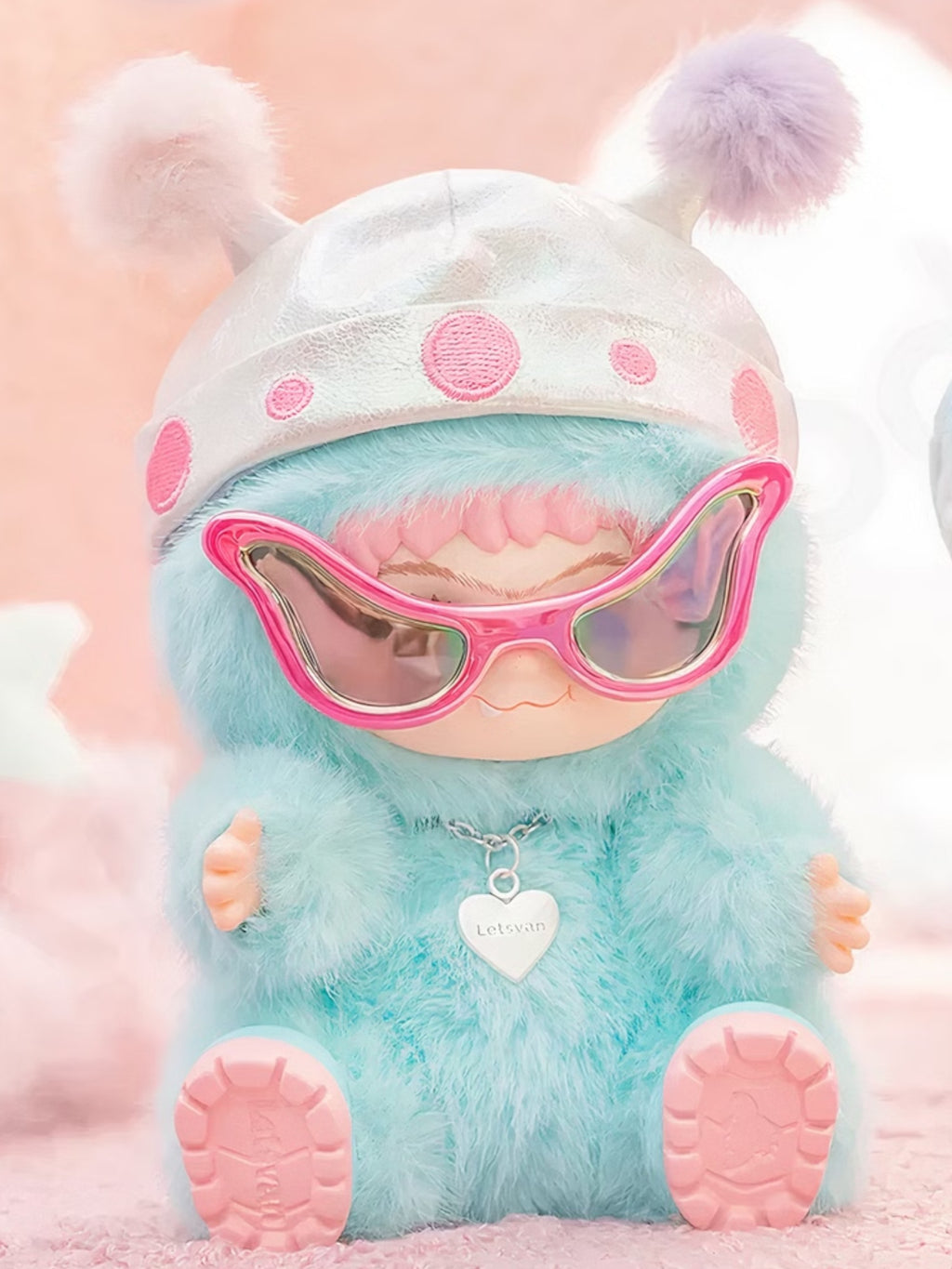 Wakuku figurine chibi – personnage bleu costume fourrure capuche bleue oreilles lapin, assis, fond blanc
