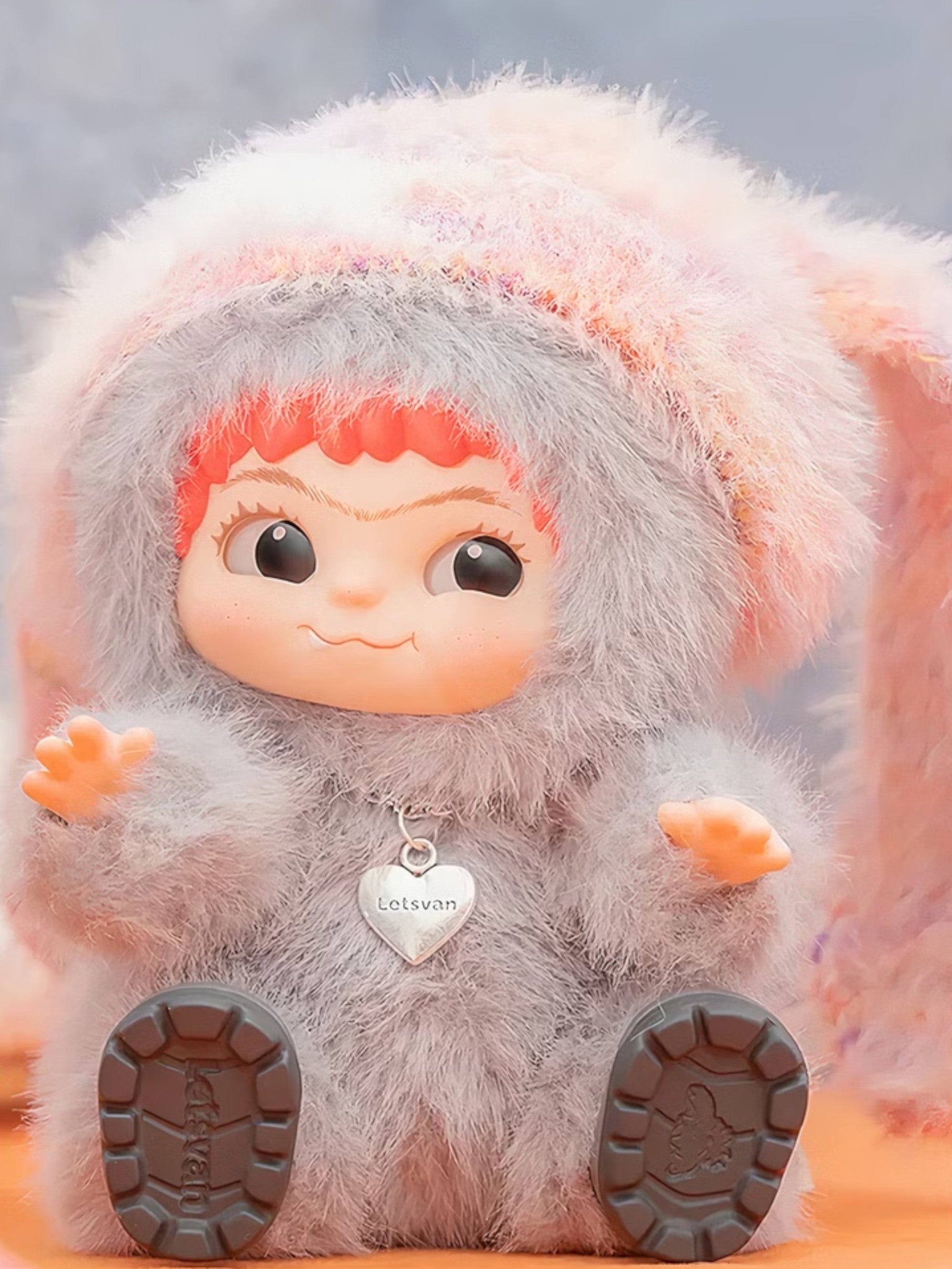 Wakuku figurine chibi – personnage blanc costume capuche gris oreilles lapin, assis, fond blanc
