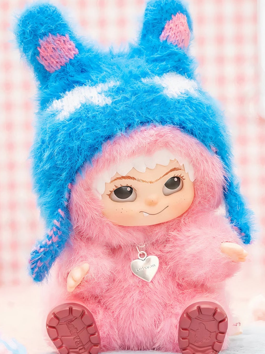 Wakuku figurine chibi – personnage lavande costume capuche violet clair oreilles rondes chaussures bleues, assis, fond blanc
