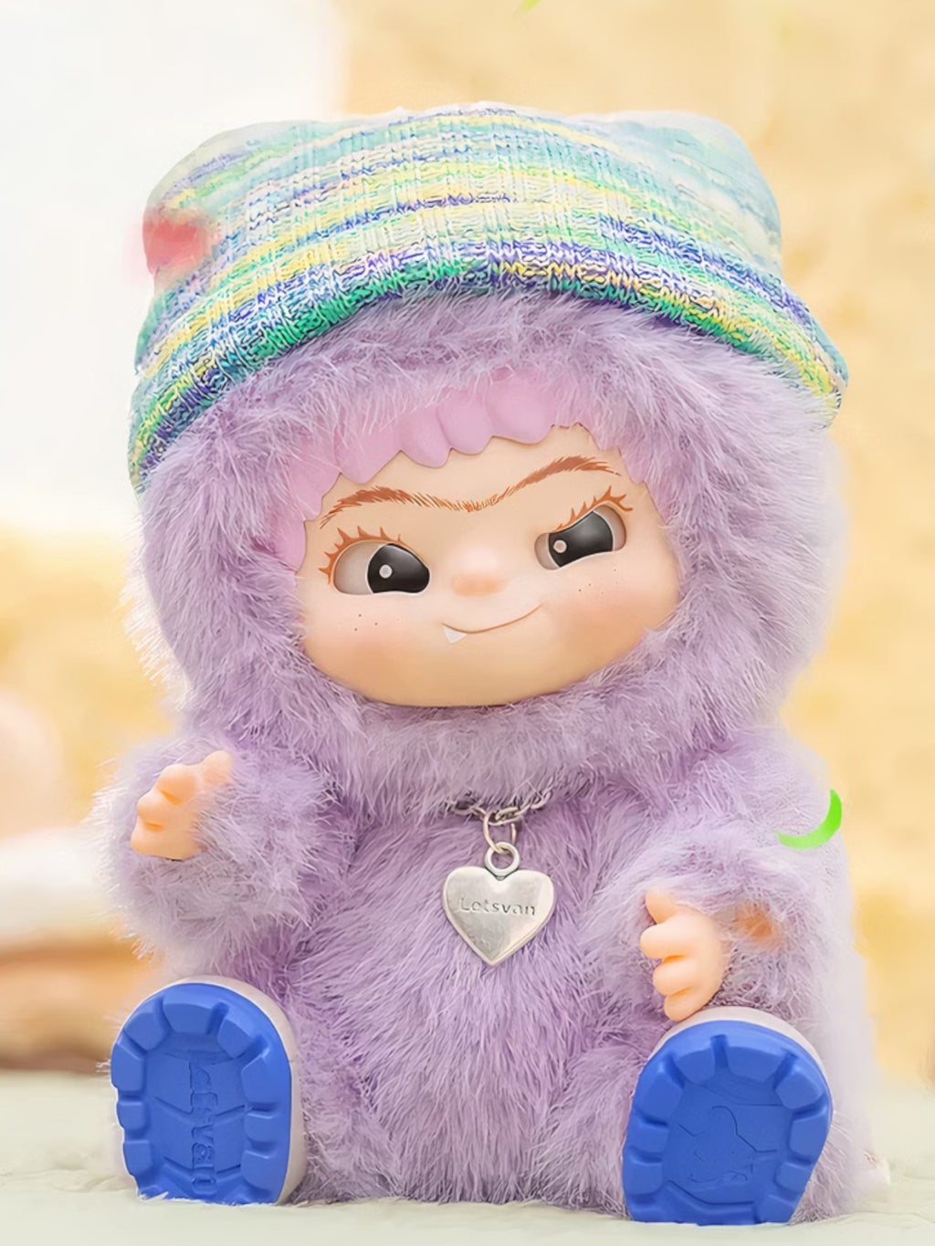 Wakuku figurine chibi – personnage rose costume fourrure capuche bleue oreilles lapin, assis, fond blanc
