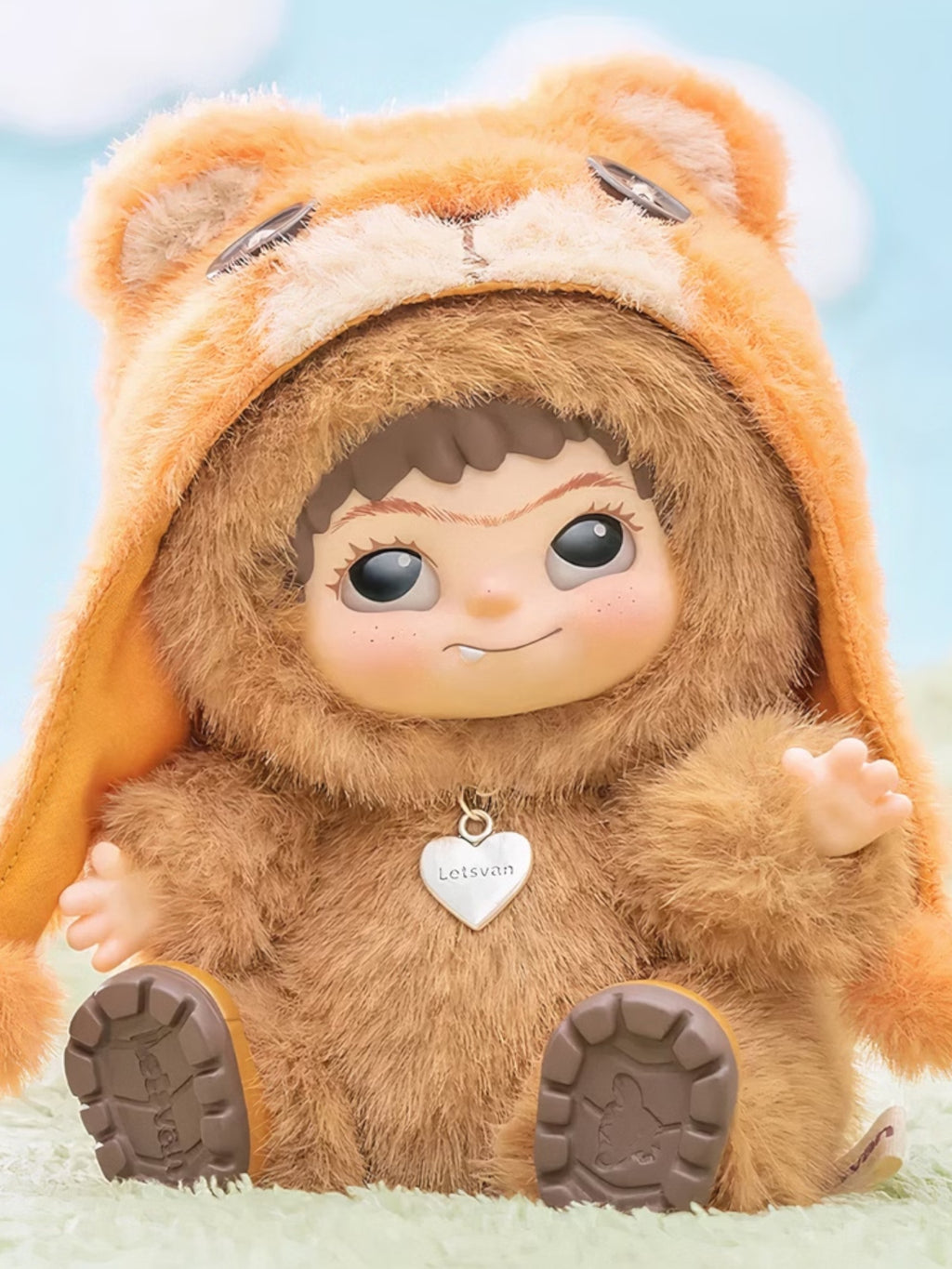 Wakuku figurine chibi – personnage beige costume capuche marron oreilles ours cœur brodé, assis, fond blanc
