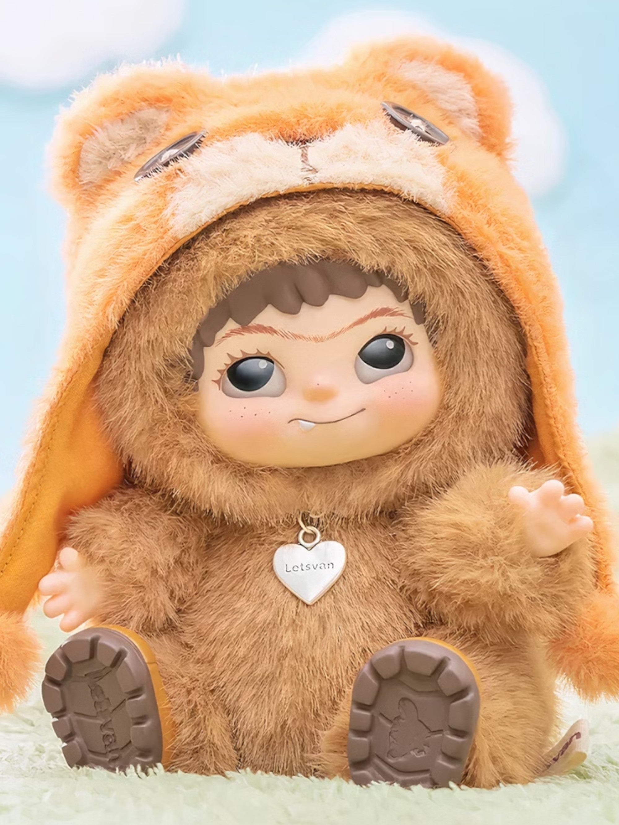 Wakuku figurine chibi – personnage beige costume capuche marron oreilles ours cœur brodé, assis, fond blanc
