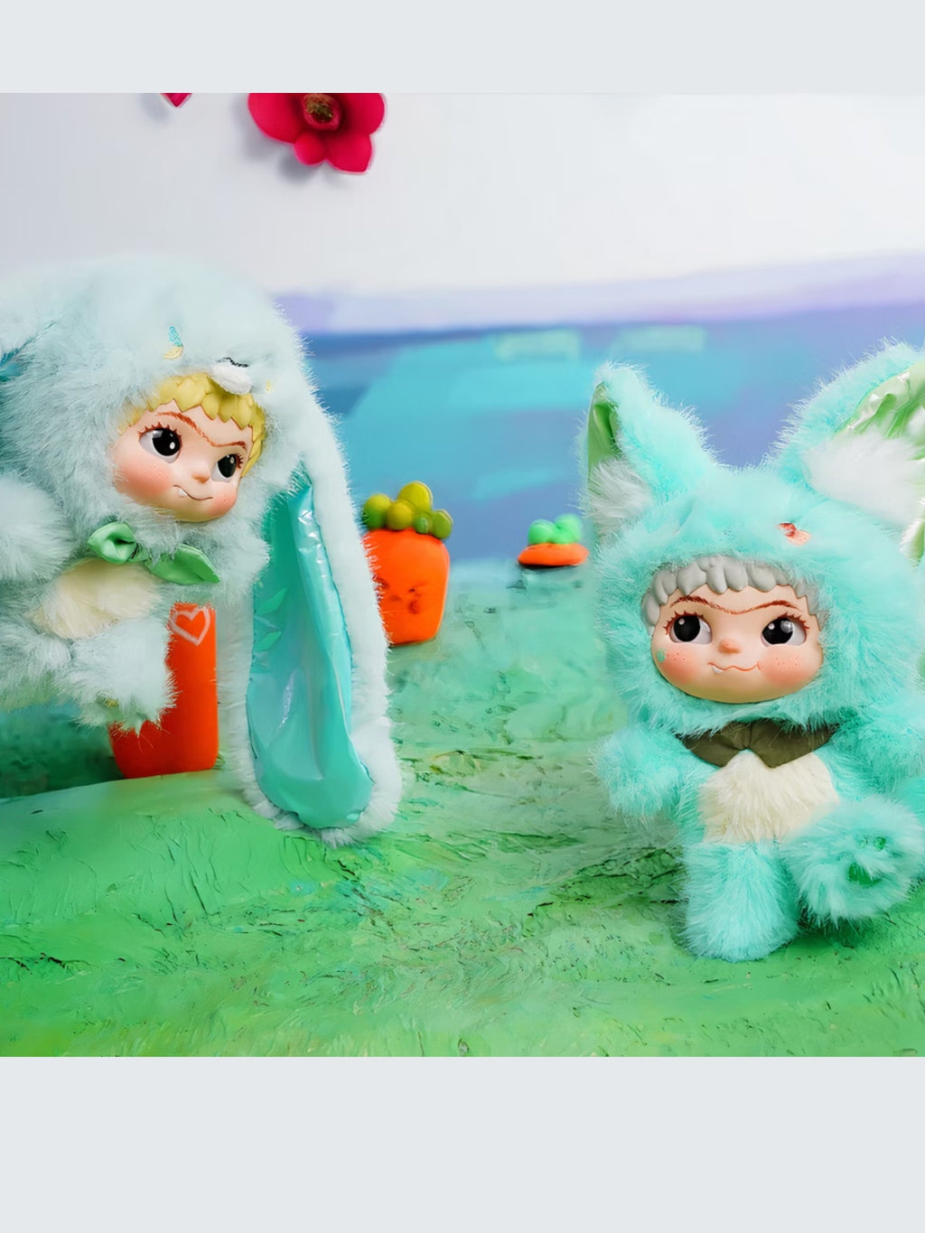 Wakuku duo figurines – deux personnages chibi dans un jardin avec carottes géantes et lapin bleu, décor verdure, fond ciel bleu

